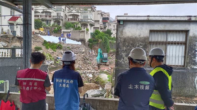 新店山區社區擋土牆崩塌歷歷在目，「鳳凰颱風」又逼近，不少土石流、崩塌高危區再度人心惶惶。（圖／新北市工務局提供）