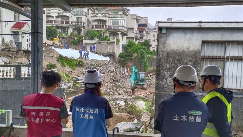 新北市連日降雨,新店錦繡、碧瑤社區間擋土牆坍塌風險升高,今日清晨預防性撤離4戶19人,累計撤離達53戶、136人。(圖/新北市工務局提供)