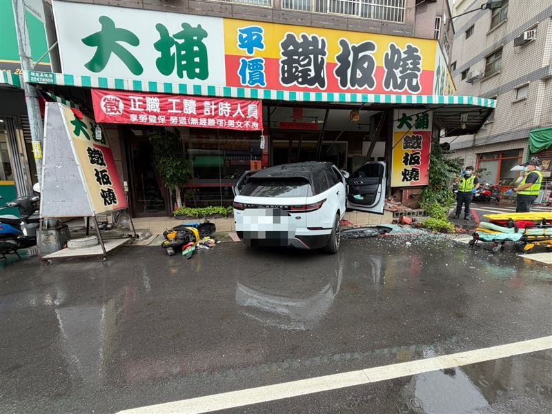 駕駛的頸部有一道深深利刃傷，明顯死亡。（圖／翻攝畫面）
