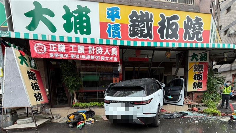 何男駕駛休旅車沿著高工路逆向行駛,先與另輛由73歲林男駕駛的轎車碰撞後,失控自撞上停在路邊的機車,隨後又衝撞進入大埔鐵板燒店家內。(圖/翻攝畫面)