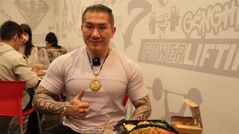 「館長」陳之漢近日飛往北京展開為期12天行程。(圖/翻攝自館長飆捍FB)