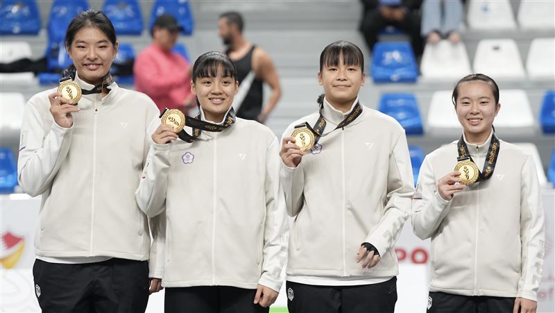 台灣女子3X3籃球隊喬麗爾、陳芯、吳沛萱和謝艾彤,擊敗強敵伊朗,奪下2025年巴林亞青運女子3X3籃球金牌。(圖/中華奧會提供)