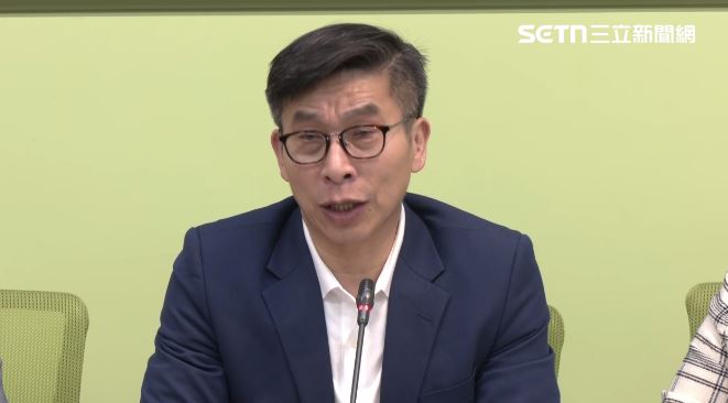 對於張峻踹傅崐萁桌子,鍾佳濱表示,那一腳大家看得很清楚,花蓮災民有多少怨跟恨(圖/翻攝畫面)