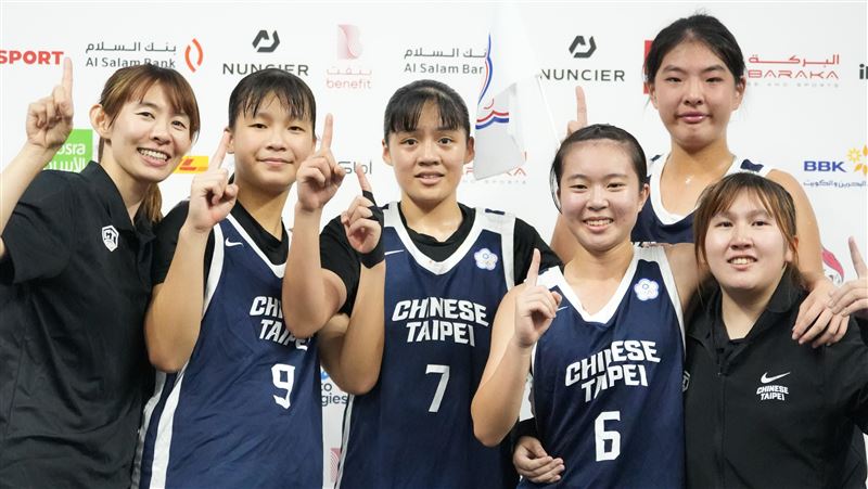 台灣女子3X3籃球金牌喬麗爾、陳芯、吳沛萱和謝艾彤與教練合影。(圖/中華奧會提供)