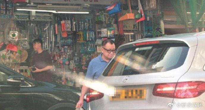 許紹雄9月還被目擊和女婿一同外出買菜。(圖/翻攝自新浪娛樂微博)