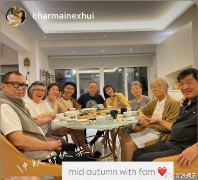 許紹雄(左一)中秋節和一票好友歡聚,看不出身體有異狀。(圖/翻攝自微博)