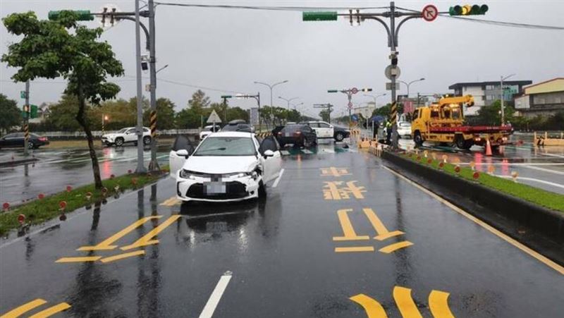 宜蘭縣五結鄉五結中路一段、傳藝路二段路口,發生一起車禍事故。(圖/翻攝畫面)