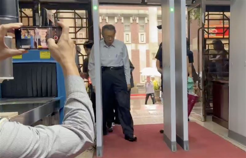 柯文哲出庭再批檢方濫訴，還向法官道歉，認為根本在浪費時間。（圖／翻攝畫面）