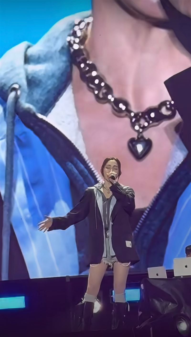 范瑋琪胸前心型項鍊登熱搜。（圖／翻攝自微博）