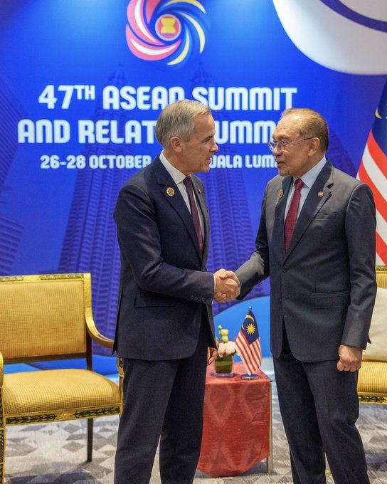 加拿大總理卡尼(左)與馬來西亞首相安華(右)在東協峰會場邊見面。(圖/翻攝自X平台 @MarkJCarney)