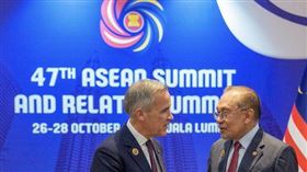 加拿大總理卡尼(左)與馬來西亞首相安華(右)在東協峰會場邊見面。（圖／翻攝自X平台 @MarkJCarney）