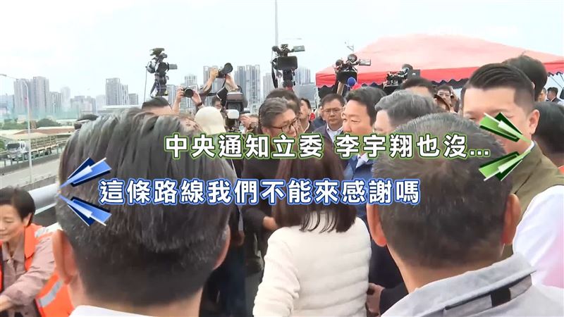 國民黨新北議員陳明義（左2）質疑未受邀請，而到現場鬧場