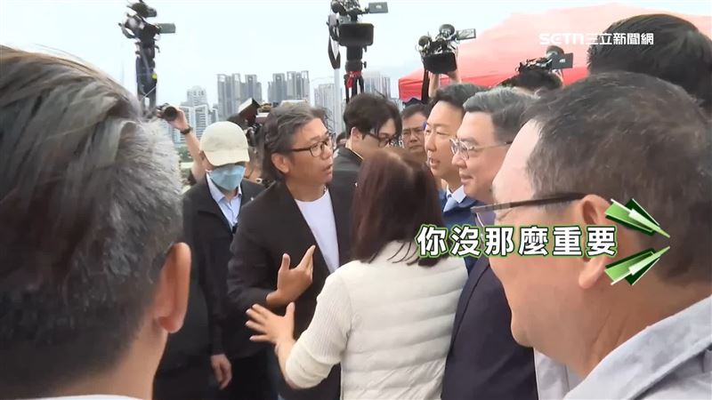國民黨新北議員陳明義（左2）與民進黨立委吳秉叡槓上，遭嗆「你沒那麼重要」
