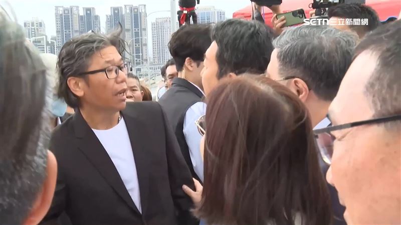 國民黨新北陳明義（左2）怒氣沖沖，讓場面一度尷尬