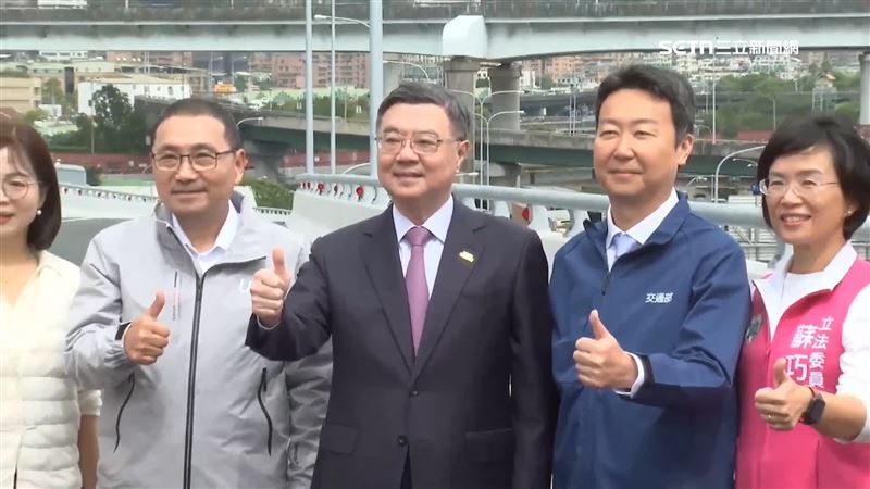 行政院長卓榮泰（左3）和新北市長侯友宜（左2）視察「五股交流道增設的匝道改善工程」