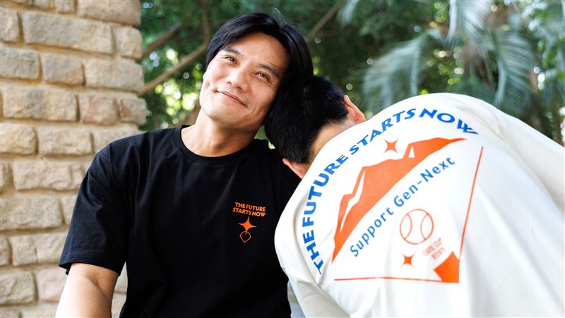 原棒協現任、前任理事長王勝偉、林智勝，號召穿「回家得分」Ｔ恤。（圖／台灣原住民族棒球發展協會提供）