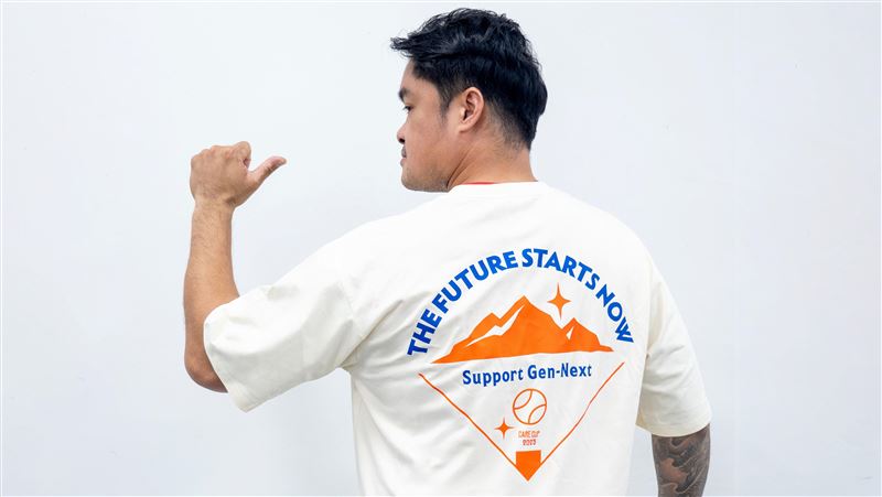 原棒協現任、前任理事長王勝偉、林智勝，號召穿「回家得分」Ｔ恤。（圖／台灣原住民族棒球發展協會提供）