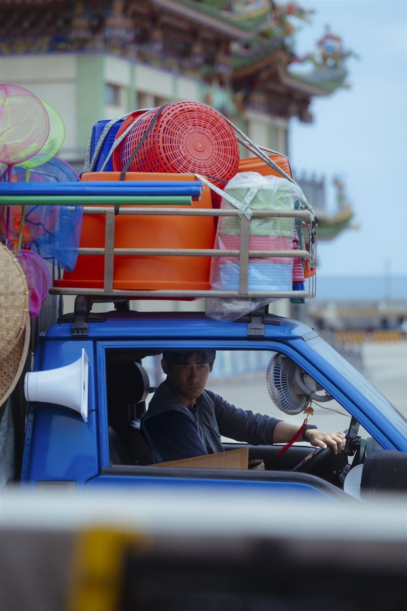 周渝民在《我們的藍調時光》中是行動雜貨車老闆,開著車四處叫賣。(圖/米神國際提供)