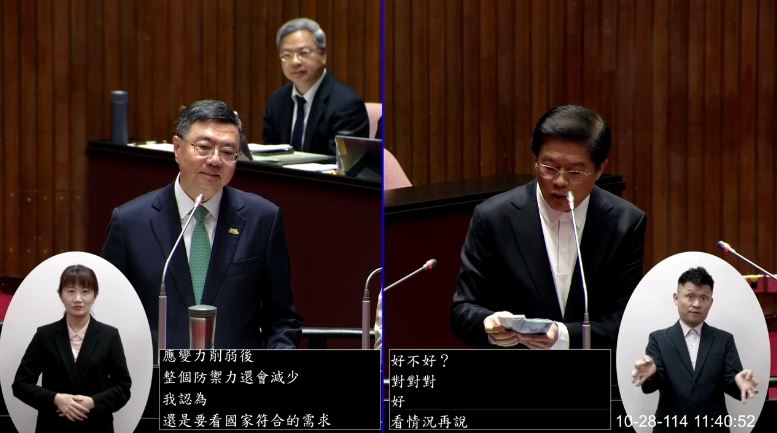 羅明才質詢拿出鈔票稱「我對它有感情」。(圖/翻攝自國會頻道)