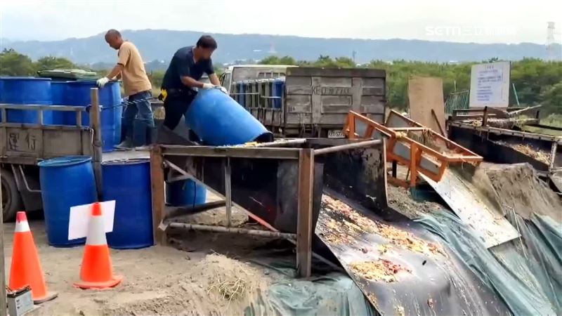 台中市府以「挖坑堆肥掩埋」作為緊急處理方案,外界卻發現廚餘是遭到露天堆置,將此情況形容為「廚餘坑」、「燕圾湖」(圖/翻攝畫面)
