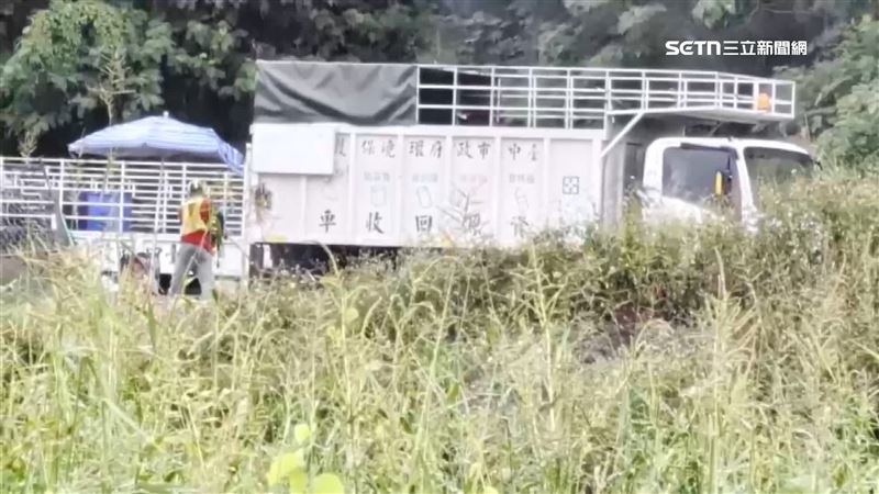 台中市議員江和樹前往霧峰廚餘掩埋場視察，現場清潔人員以「現場危險」為由攔阻
