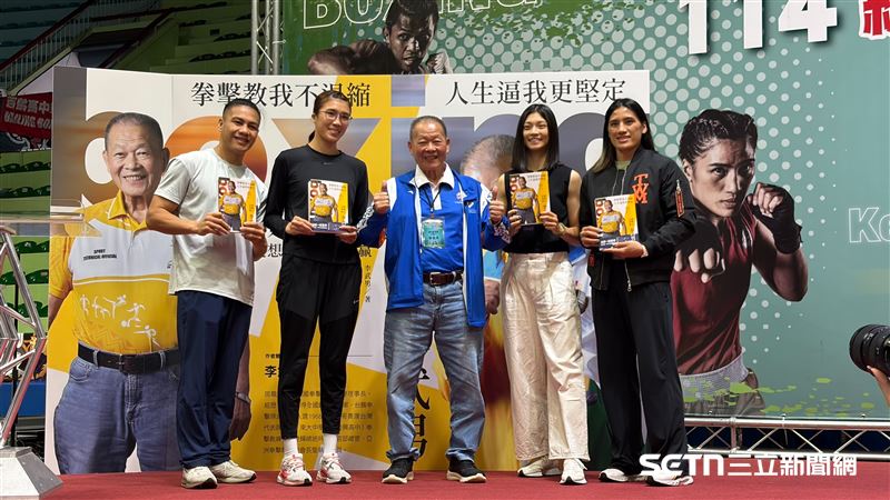 「拳擊教父」拳擊協會榮譽理事長李武男出書,國手甘家威、黃筱雯、吳詩儀、陳念琴站台。(圖/記者張沛嘉攝影)
