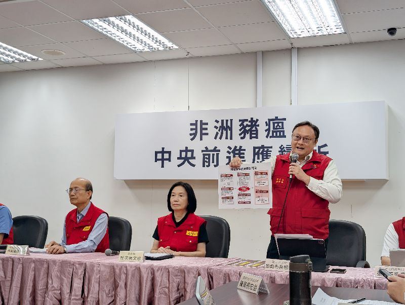 中央前進應變所28日在農業部防檢署台中分署舉辦說明記者會，會中由農業部次長杜文珍（中）主持，環境部環境管理署副署長林左祥（左）等人出席，台中市副市長鄭照新（右）說明近日市府疫調多種說法的原因