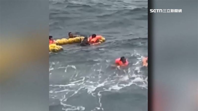 機艙突然起火,船上8人緊急跳海求生