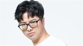 網紅丁特發文稱「民進黨當年也是整天上街頭抗議國民黨的威權體制，那既然你能上街是不是也代表威權不存在？那你們當年在抗議什麼？」（圖／翻攝自丁特臉書）