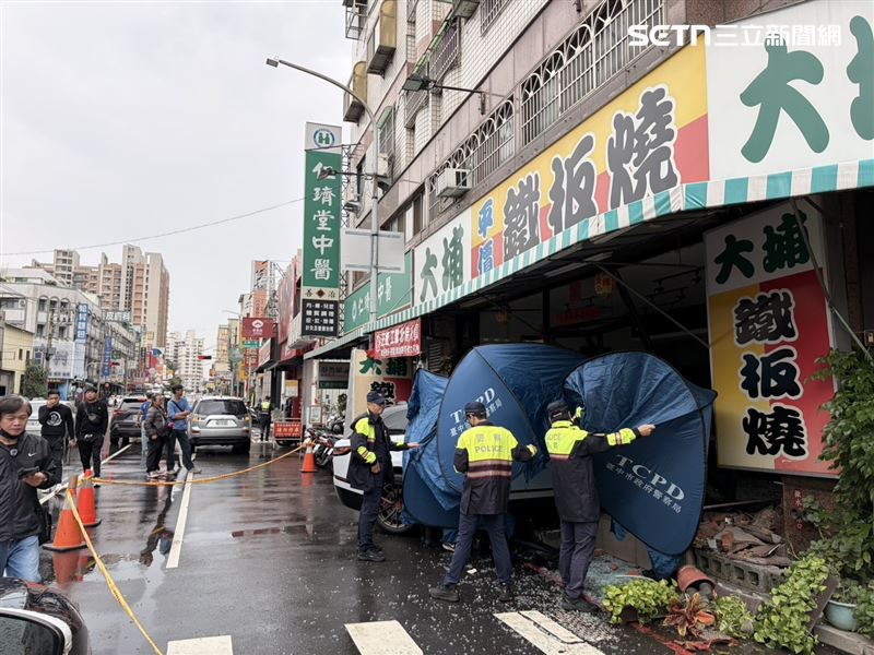 何男的頸部有一道深深利刃傷,且全身多處受傷,已無生命跡象。(圖/翻攝畫面)