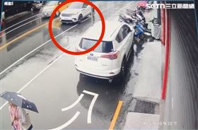撞鐵板燒刀插喉死　詭異逆向衝撞畫面曝光（圖／翻攝畫面）