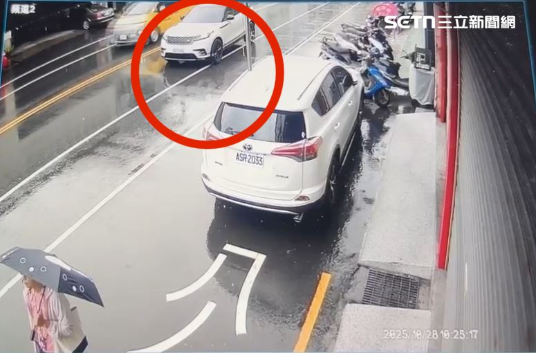 男子原本開車在行進間,突然在路中間停煞,相當詭異。(圖/翻攝畫面)