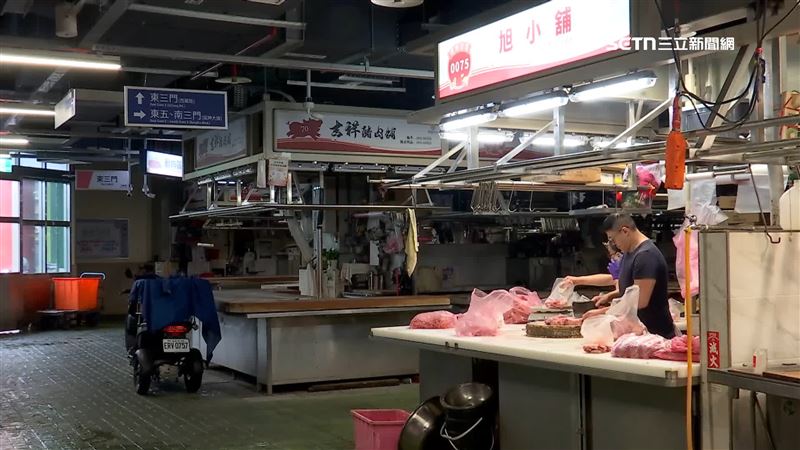 受非洲豬瘟禁宰禁運影響,豬肉攤商不只溫體豬沒貨可賣,現在就連冷凍豬肉也告急