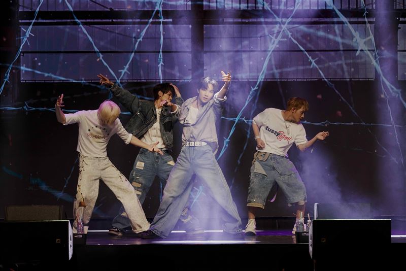 東翰(左起)、Alex、崇峻、李定挑戰韓團新人團CORTIS神曲〈FaSHioN〉。(圖/FU Entertainment、DJB提供)
