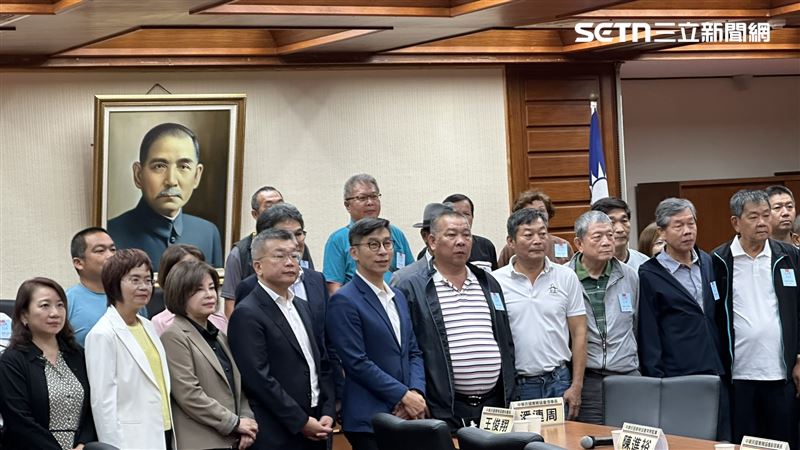 中華民國養豬協會理事長潘連周等人拜會藍綠黨團。(圖/記者詹宜庭攝影)