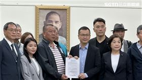 中華民國養豬協會理事長潘連周等人拜會藍綠黨團。（圖／記者詹宜庭攝影） 