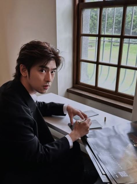 小孟老師指出，陳柏霖（圖）抽中的「聖杯五正位」象徵悔恨與失落。（圖／翻攝自陳柏霖IG）