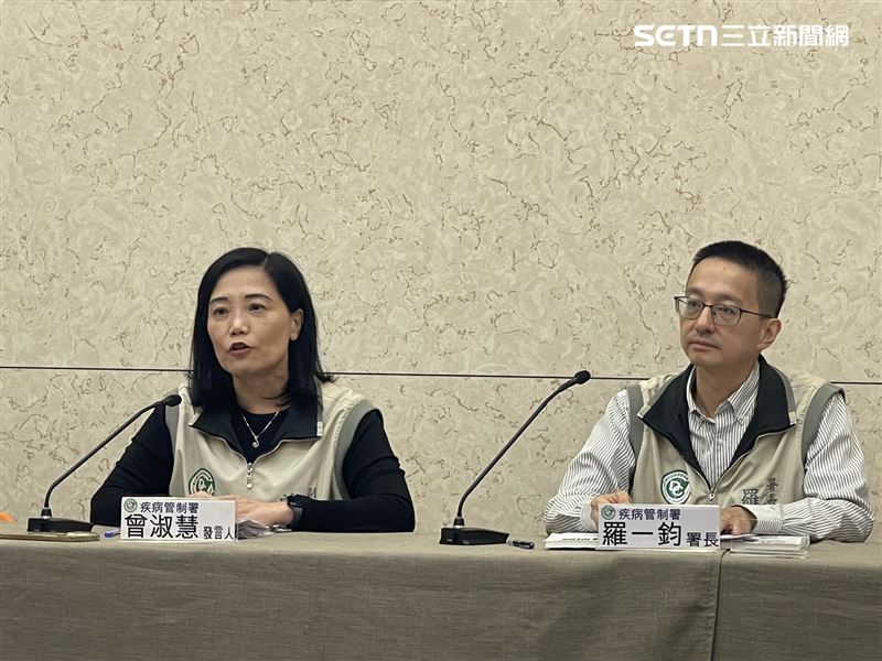 疾管署副署長曾淑慧(左)說明流感、新冠疫情。(圖/記者蔣季容攝影)