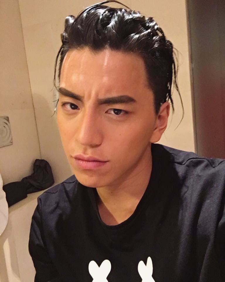 王大陸則抽到「權杖三逆位」，代表事業停滯與財運下滑。（圖／翻攝自王大陸FB）