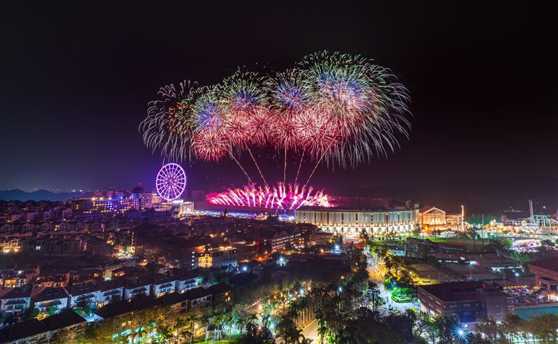 南台灣堪稱跨年最頂煙火,義大世界今年端出全台首創「藍色流星雨煙火」。(圖/義大世界提供)