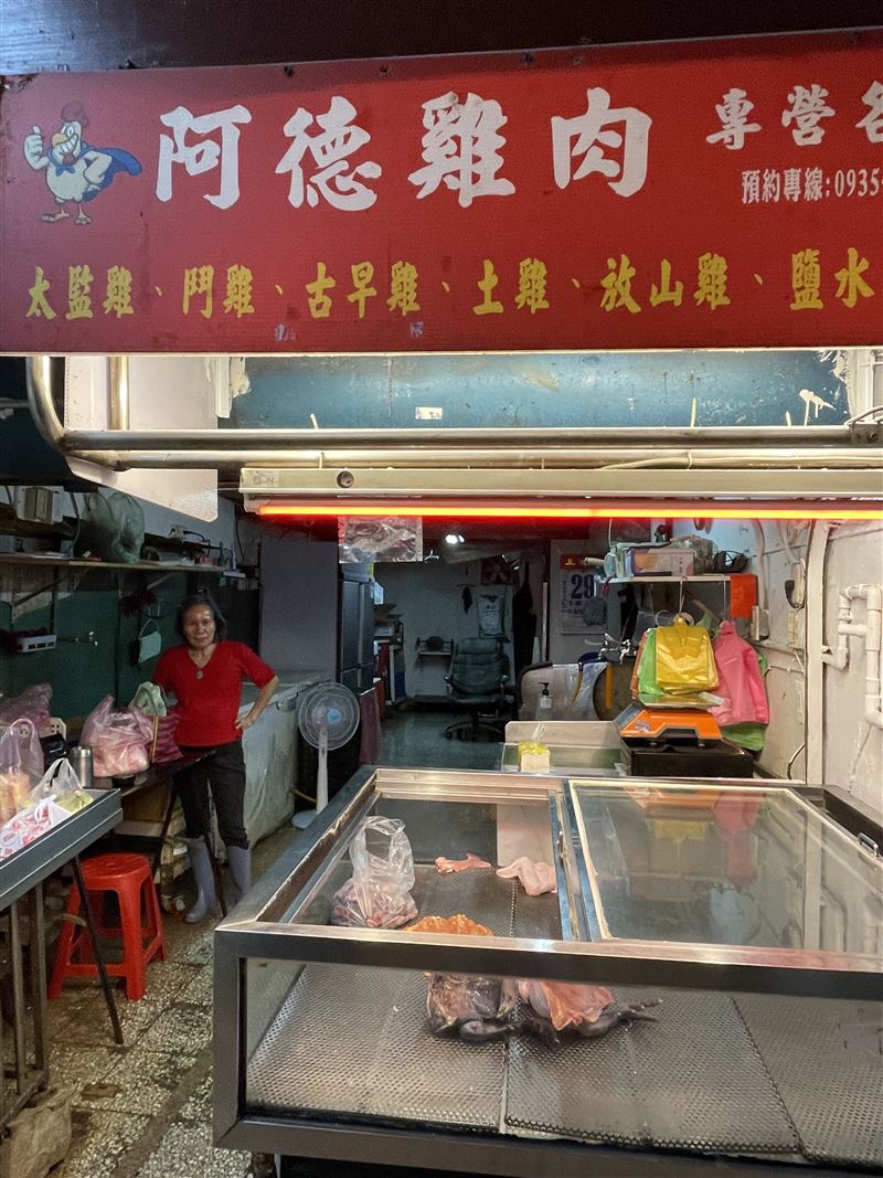 雞肉攤商林小姐表示,自豬肉禁令後,雞肉買氣明顯上揚。(圖/記者施春美攝影)