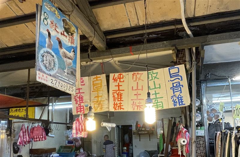 《三立新聞網》記者實際走訪北市知名的湖光市場,雞肉攤商表示,近期雞肉買氣確實增加至少1成以上(圖/記者施春美攝影)