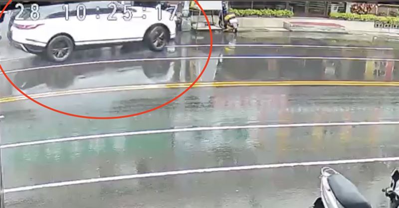 何男行經南區高工路時先逆向滑行在車道上。(圖/翻攝畫面)
