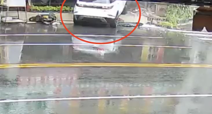 何男駕駛休旅車撞進鐵板燒店內。(圖/翻攝畫面)