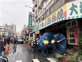 台中南區、高工路、250萬、休旅車、大埔鐵板燒、頸部利刃傷、駕駛死亡（圖／翻攝畫面）