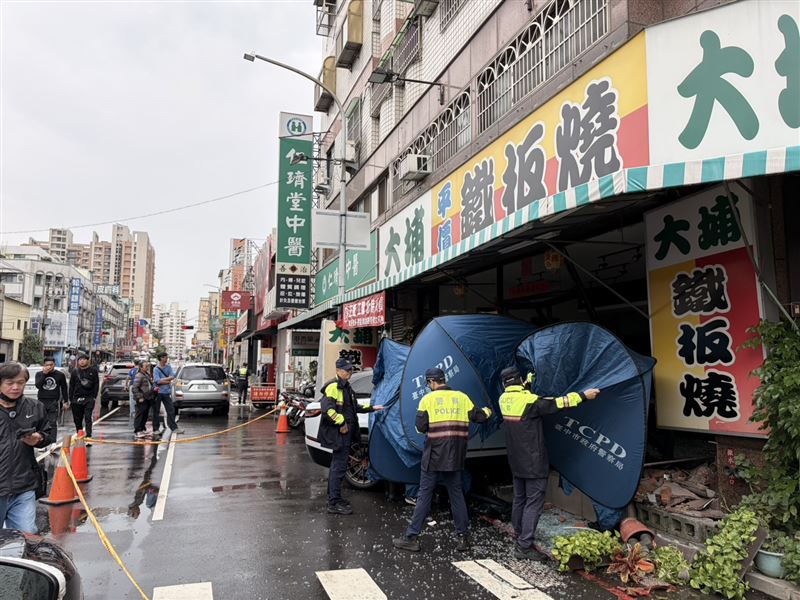 警方在車內搜出一把長刀、大疊現金及護照等物。(圖/翻攝畫面)