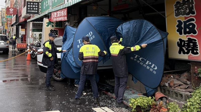 36歲何男衝撞鐵板燒店後死亡。(圖/翻攝畫面)