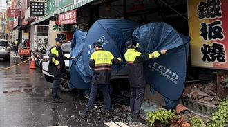 台中男「開媽車」撞店慘死！搜出長刀現金