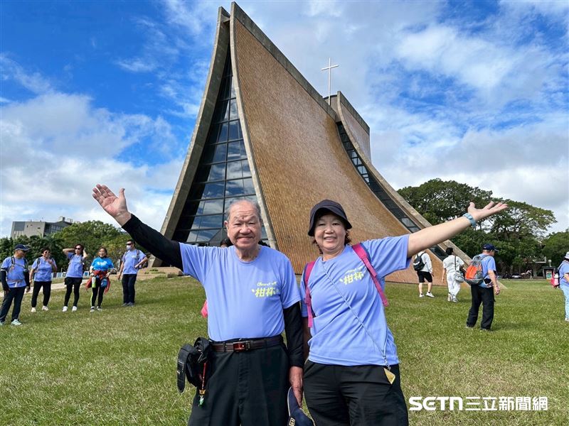 高齡90歲的柯爺爺在上週末參加「爺奶Color Walk」健走活動,他開心地與上課據點志工合影。(圖/受訪者提供)