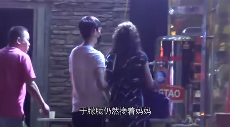 于朦朧唱《月朦朧鳥朦朧》深情好聽曝心情:根本不想死!俊俏于爸爸帥氣照片曝光,兩人一模一樣帥。(圖/翻攝自微博)